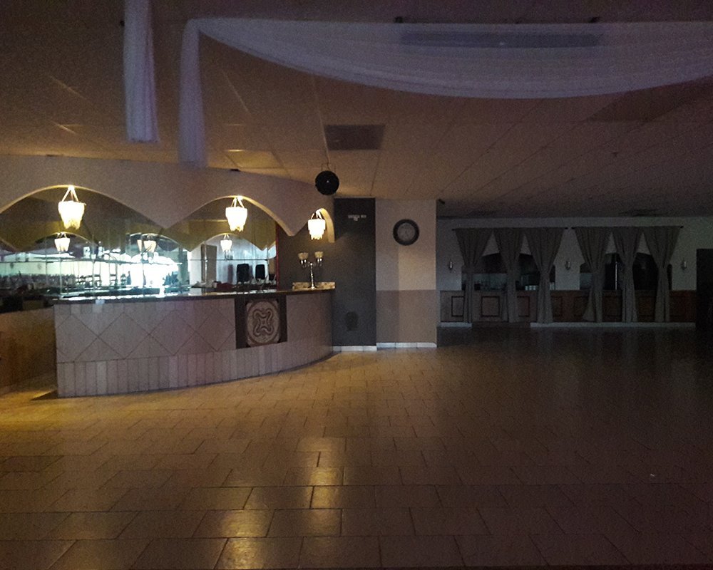 Salón con barra y pista de baile
